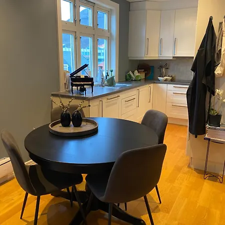 شقة Moderne Og Sentral Leilighet Med Terrasse!
